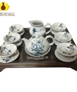 Ấm chén men rạn vẽ hoa Sen, khay gỗ.